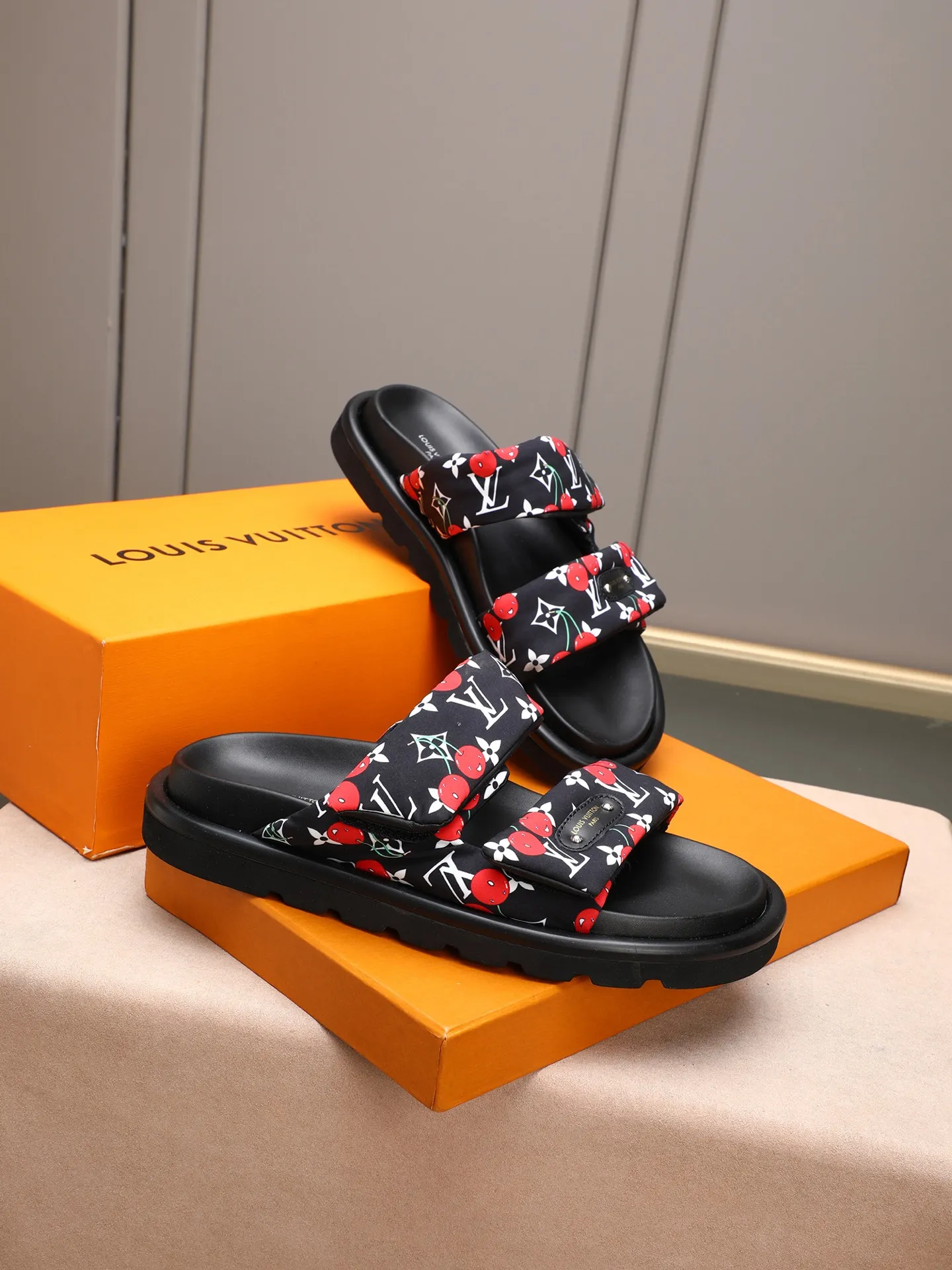 PP360 [LOUIS VUITTON] Louis Vuitton, LV printing, men's and women's slippers are on the market. The drawer box packaging comes with a cloth bag and a card. The upper pattern looks very soft and waxy, and it is a super versatile leg slimming tool. Fabric: imported denim/canvas/old fabric, LV hardware LOGO, official website pattern printing, comfortable to wear, feet: high-elastic PU water table. Sole: foam sole, heel height: about 5cm. Code number: 35-46, 35, 45, 46 are custom-made and non-returnable. Color: multiple colors and styles available.